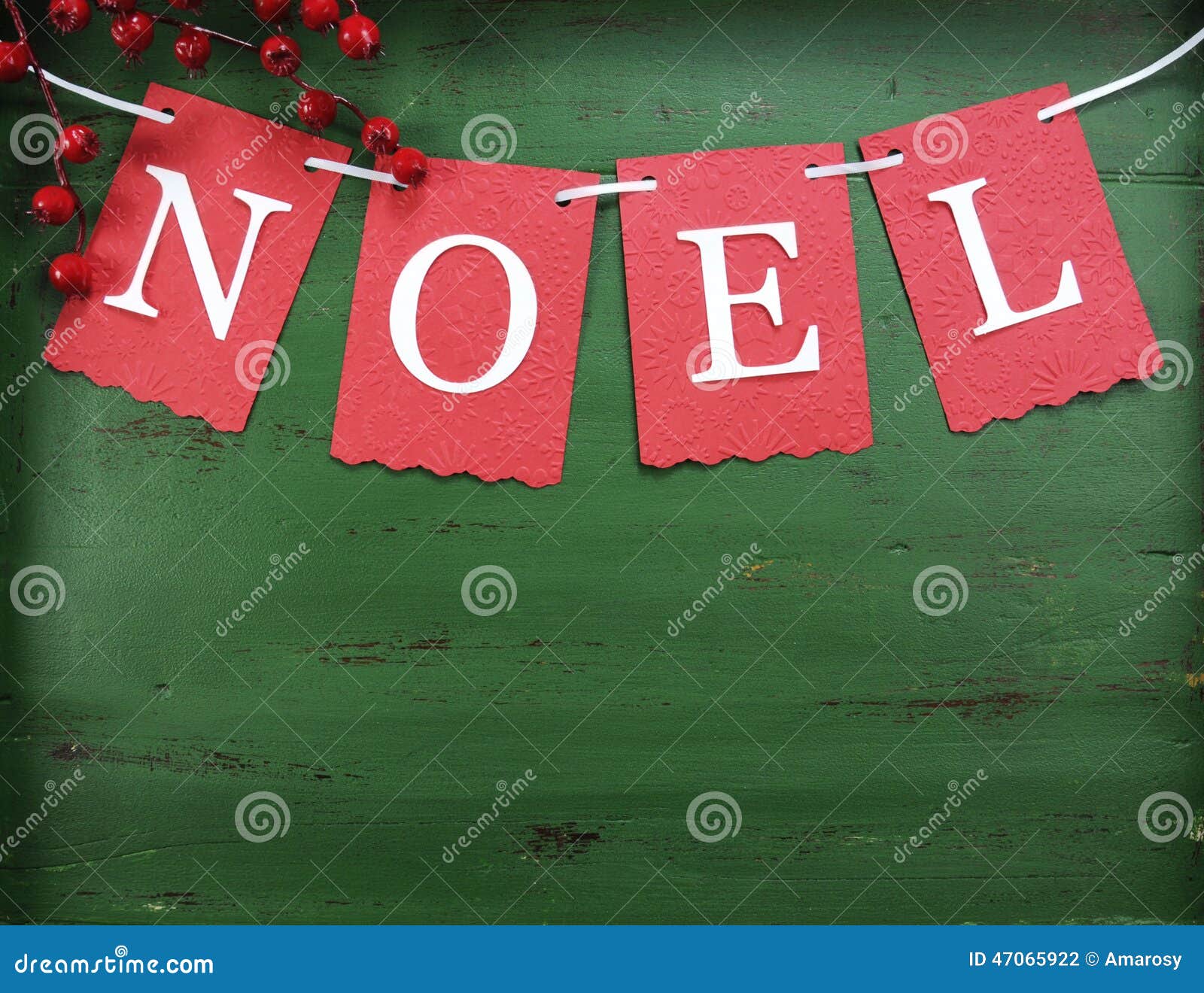 Kerstmisdecoratie op uitstekende groene houten achtergrond, met Noel-bunting. De achtergrond van de Kerstmisvakantie met rode, witte, feestelijke Noel-bunting brieven tegen een uitstekende stijl donkergroene gerecycleerde houten achtergrond