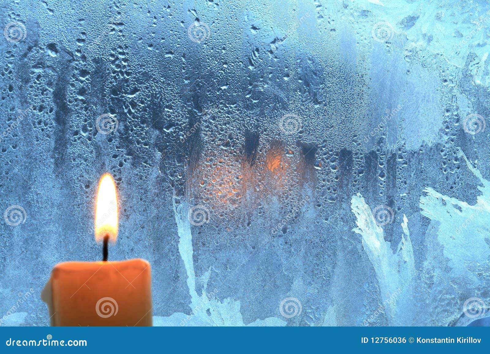 Kerze auf dem Fenster stockfoto. Bild von traurigkeit