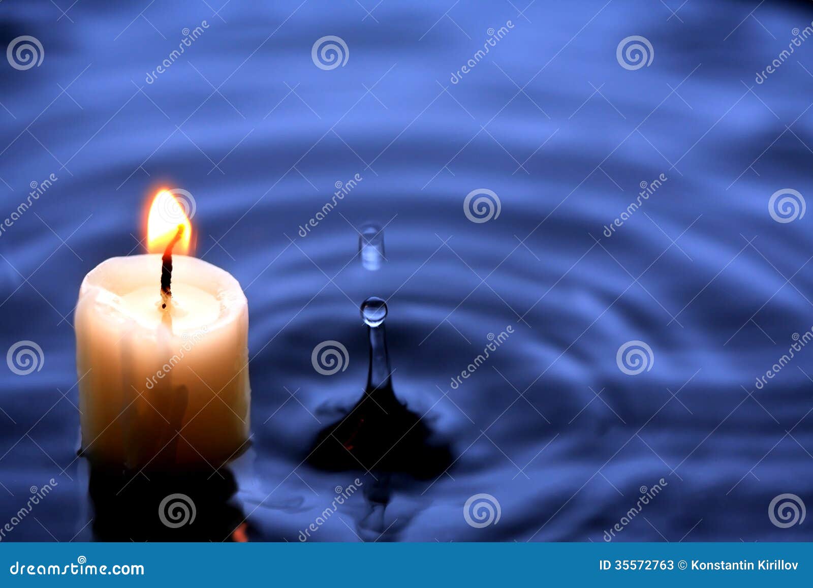 Kerze im Wasser stockbild. Bild von meditation, traurigkeit 35572763