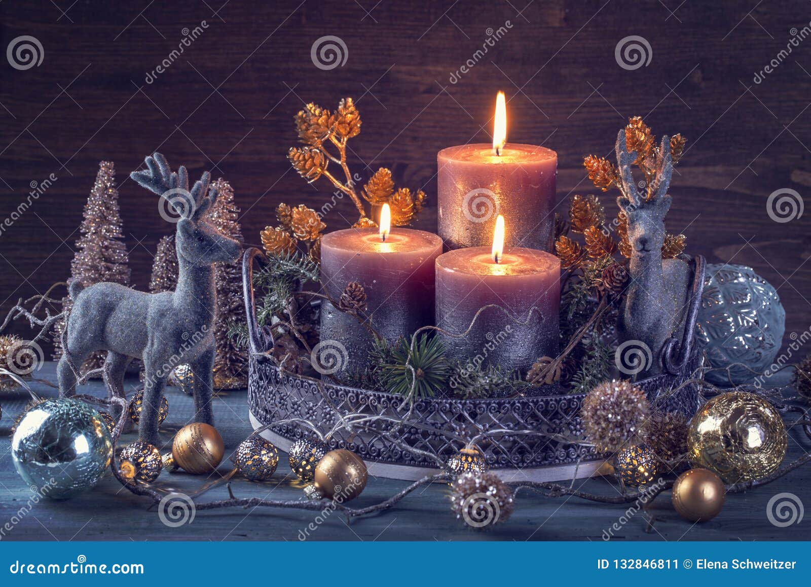 Kerze Und Weihnachtsdekoration Stockbild Bild Von Weihnachtsdekoration Kerze 132846811