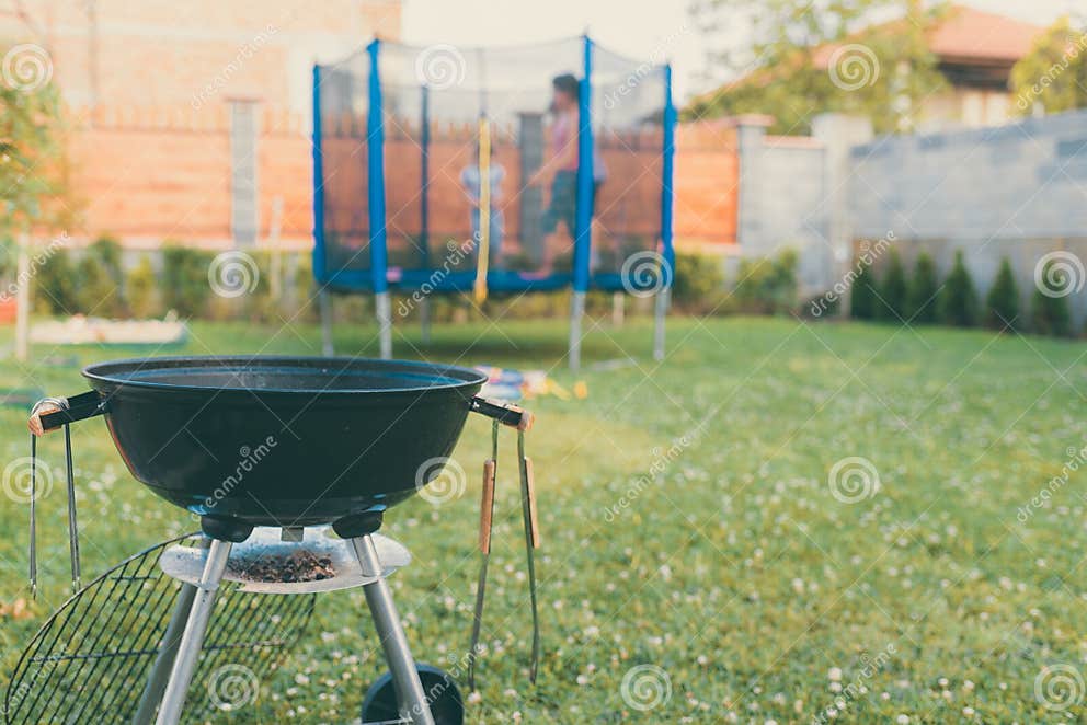 KesselHolzkohle BBQGrillGrill Im Garten Oder Im Hinterhof Unscharfe
