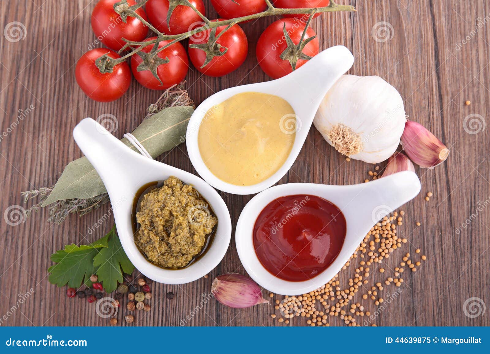 Ketchup, Mayo et moutarde image stock. Image du barbecue 44639875