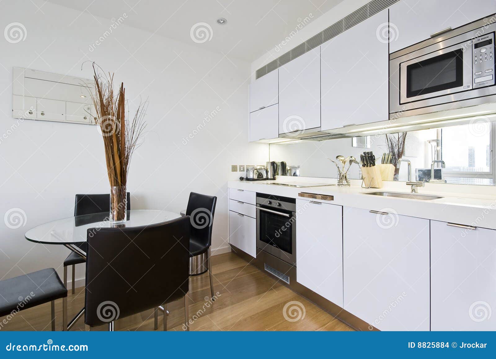 Keuken met eettafel stock afbeeldingen afbeelding: 8825884 Woonkamer blauw rood