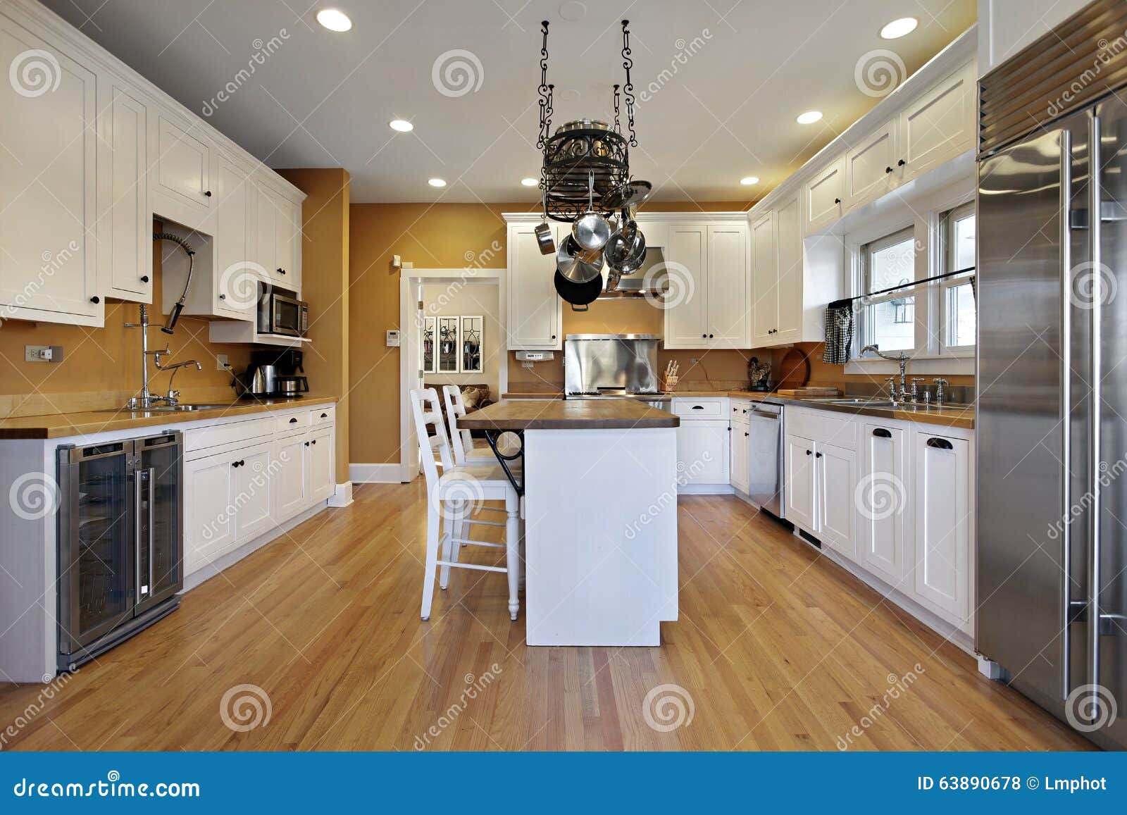 Keuken met goud gekleurde muren stock foto afbeelding: 63890678 Keuken ontwerp muur kleur