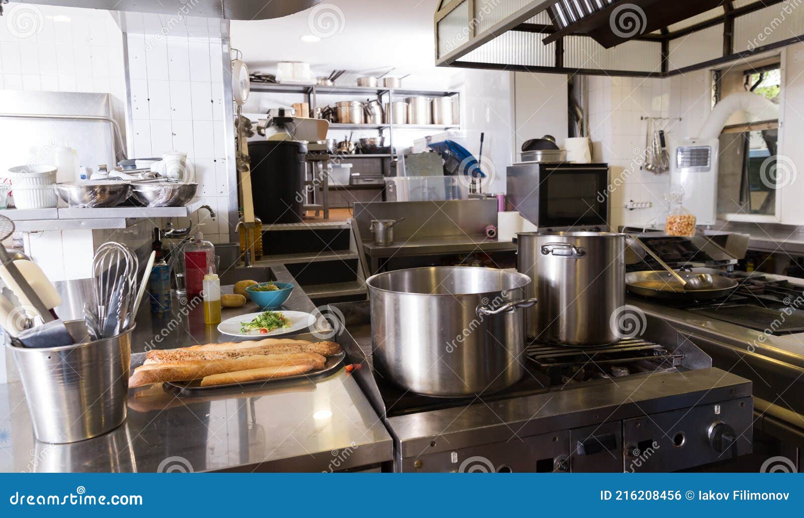 longontsteking Intiem Eenvoud Keuken Voor Lege Professionele Restaurants Stock Foto - Image of keuken,  regeling: 216208456