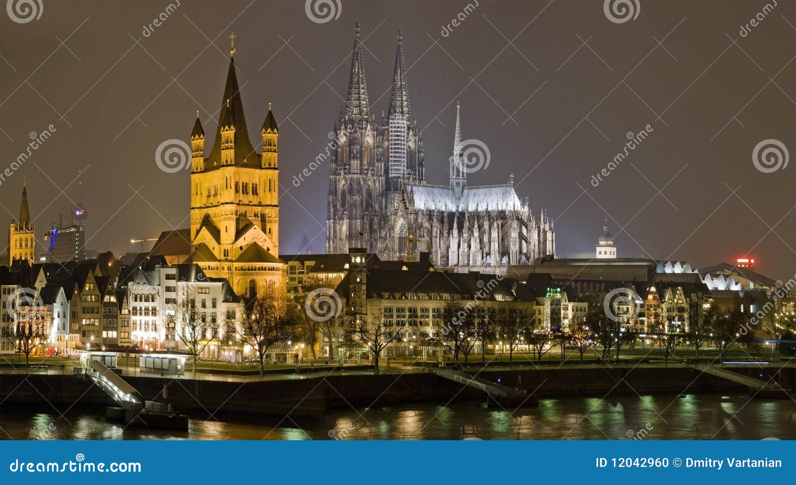 Keulen bij nacht. Panorama van Keulen van de brug