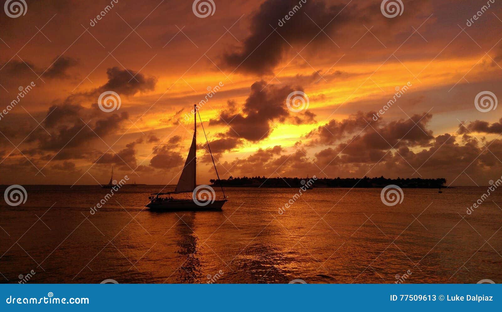 Key West segeln. Segelboot, das Sonnenuntergangschlüssel führt