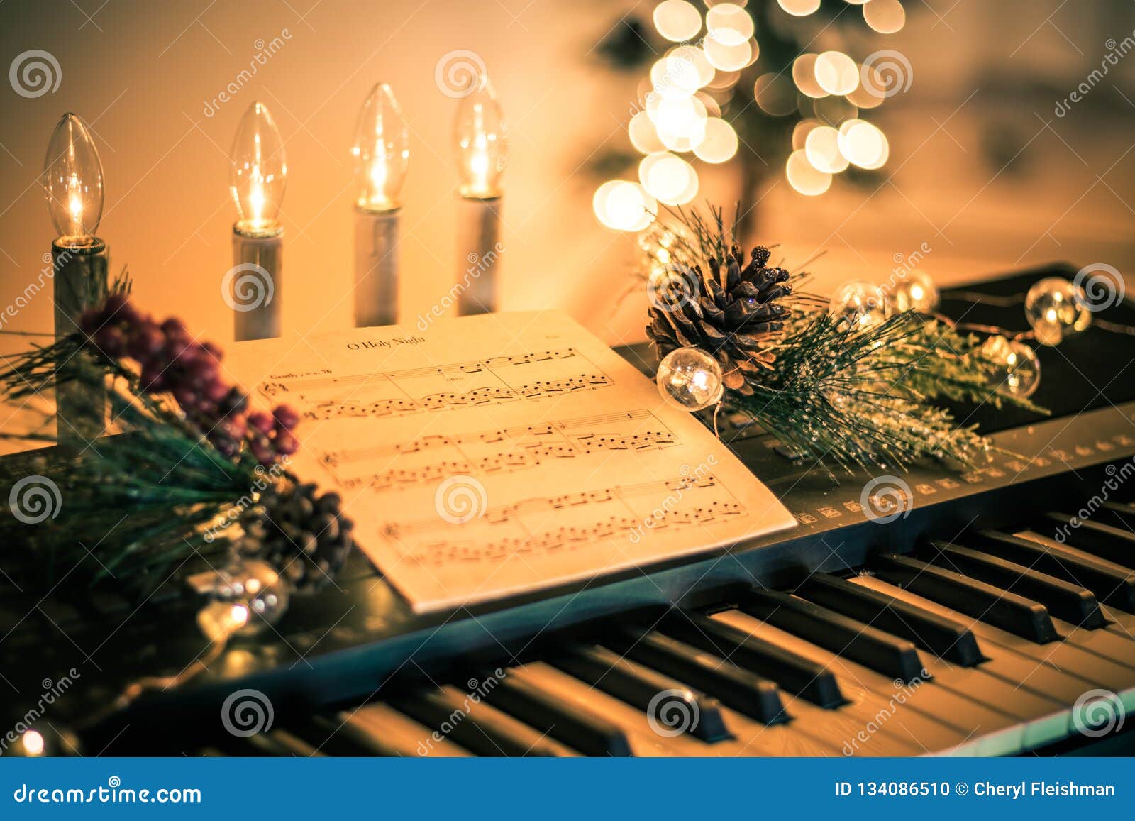 Hãy cùng đắm mình trong không khí Giáng Sinh ấm áp với những bản nhạc nền nhẹ nhàng. Một lần lắng nghe, bạn sẽ bất ngờ với tác động tích cực và cảm xúc mà âm nhạc mang lại. Click vào hình ảnh để thưởng thức những giai điệu đầy ý nghĩa!