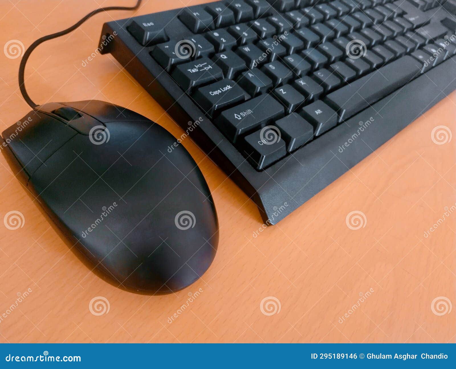 keyboard and mouse of desktop computer system, pc input devices keypad un clavier une souris, teclado m teclar digitar photo