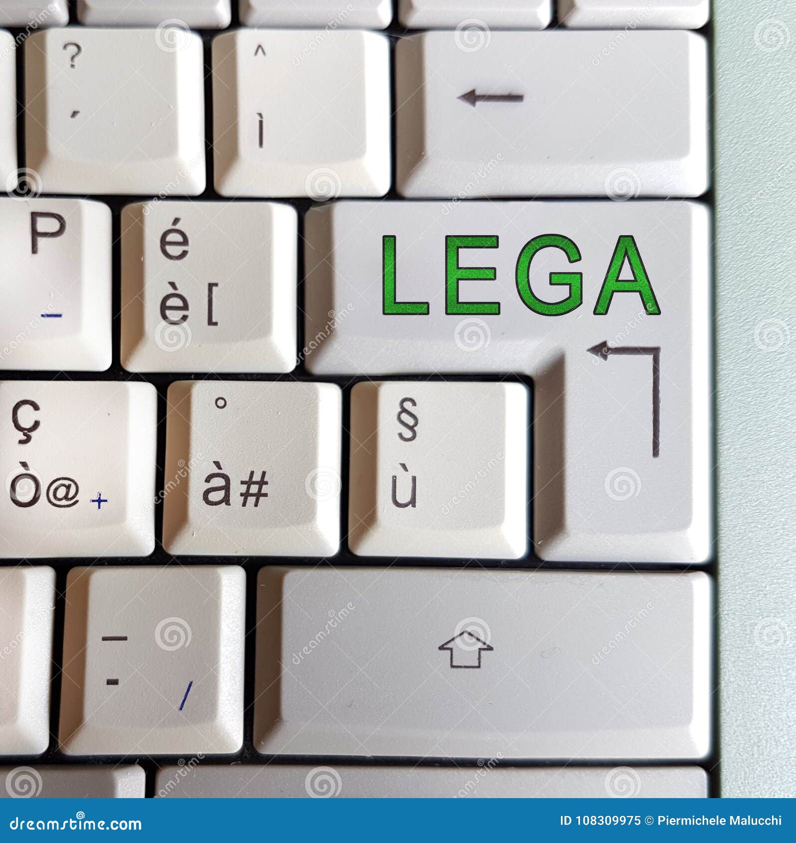 with the keyboard vote for the next elections in italy, vote leg