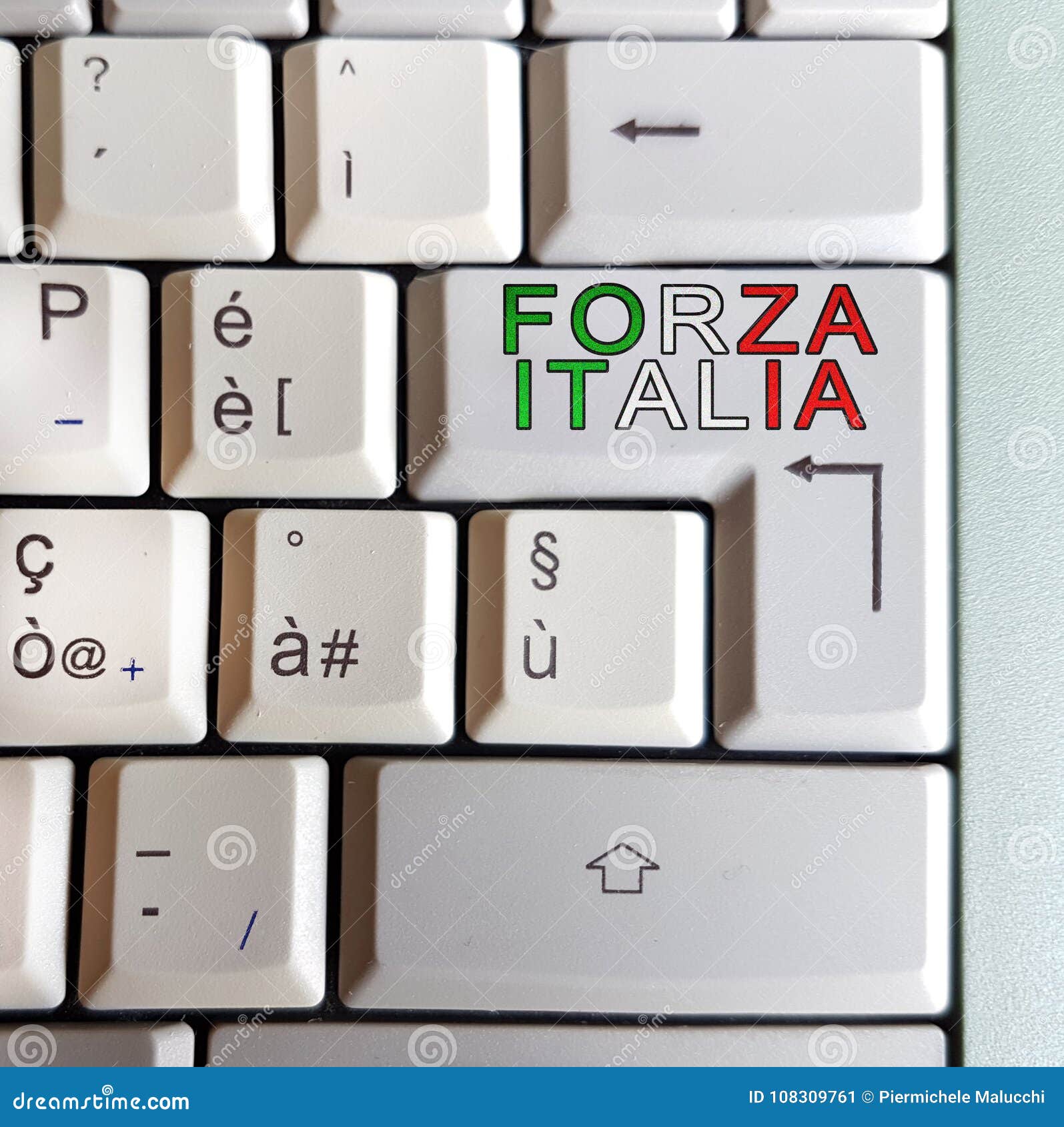with the keyboard vote for the next elections in italy, vote for