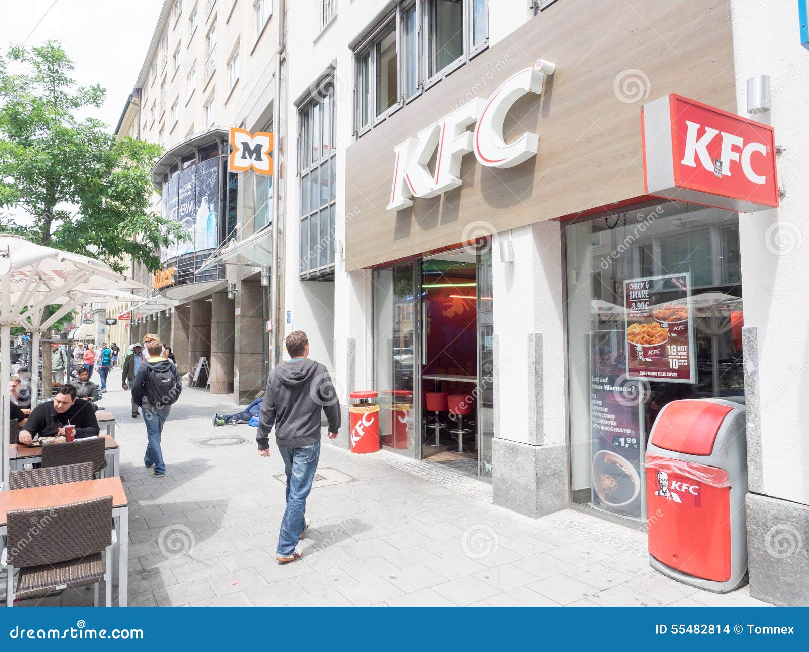 KFC Monaco di Baviera. Il fast food di KFC a Monaco di Baviera con la copia spazia a sinistra