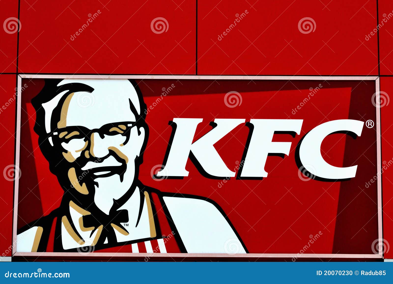 从一家KFC餐馆的KFC徽标在布加勒斯特