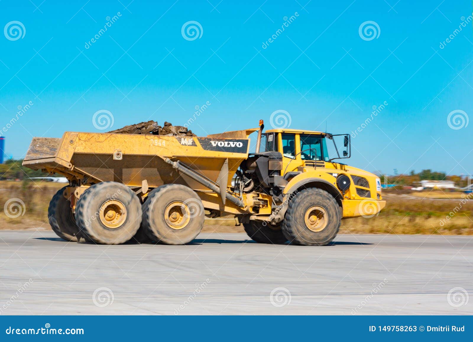 KHABAROVSK, RÚSSIA - 29.o SEP, 2018: O Caminhão Articulado Amarelo Volvo  A40F Está Trabalhando No Aeroporto Na Construção De Um N Foto de Stock  Editorial - Imagem de aeroporto, trator: 149758263