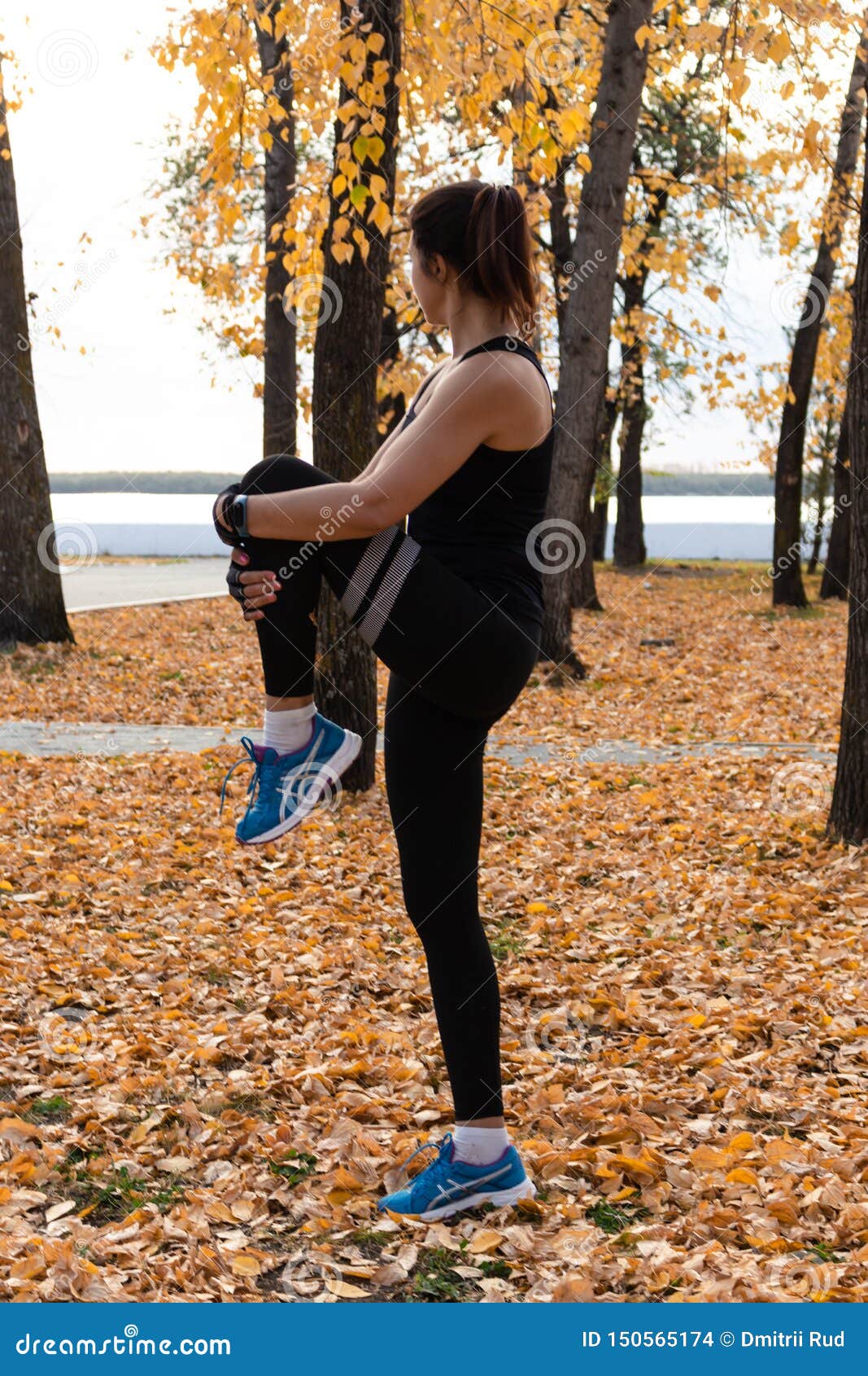 Khabarovsk, Rusia - 07 Oct. 2018: Joven Deportista Estirándose Y Preparándose Para Correr Mujer Con Ropa Deportiva Imagen de archivo editorial - de lifestyle: 150565174