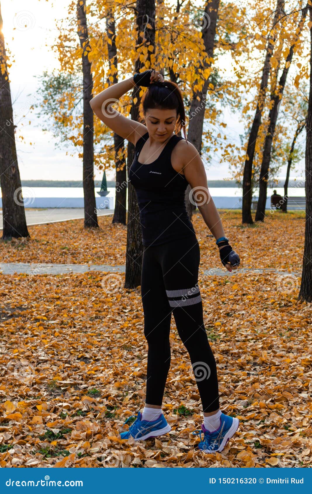 Khabarovsk, Rusia - 07 Oct. 2018: Una Atractiva Mujer Vestida Con Ropa Deportiva Hace En La Naturaleza Imagen editorial - Imagen de corredor, atleta: 150216320