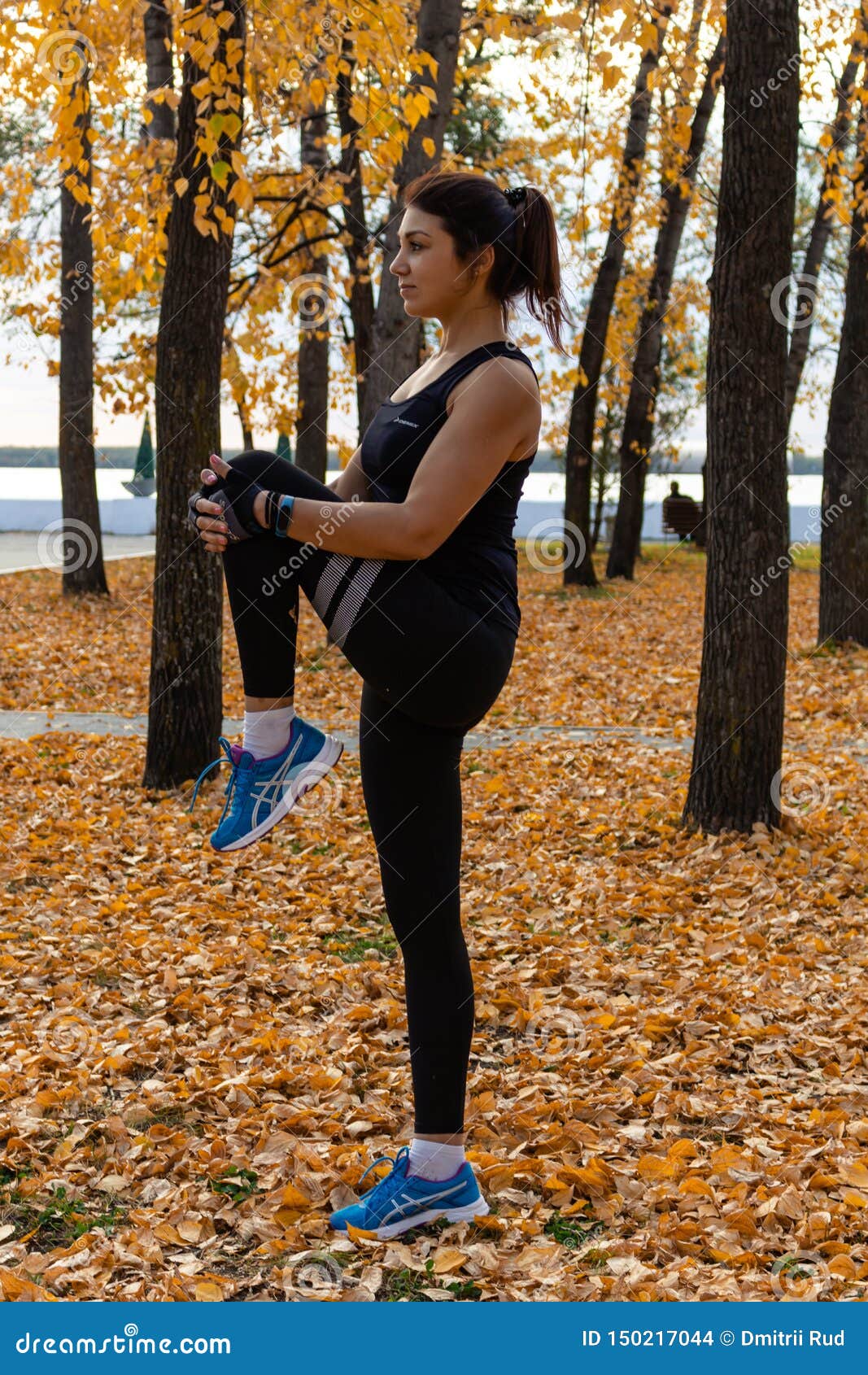 Khabarovsk, Rusia - 07 Oct. 2018: Una Atractiva Mujer Vestida Ropa Deportiva Que Ejercicios Deportivos En La Naturaleza de archivo editorial - Imagen de parque, ocio: