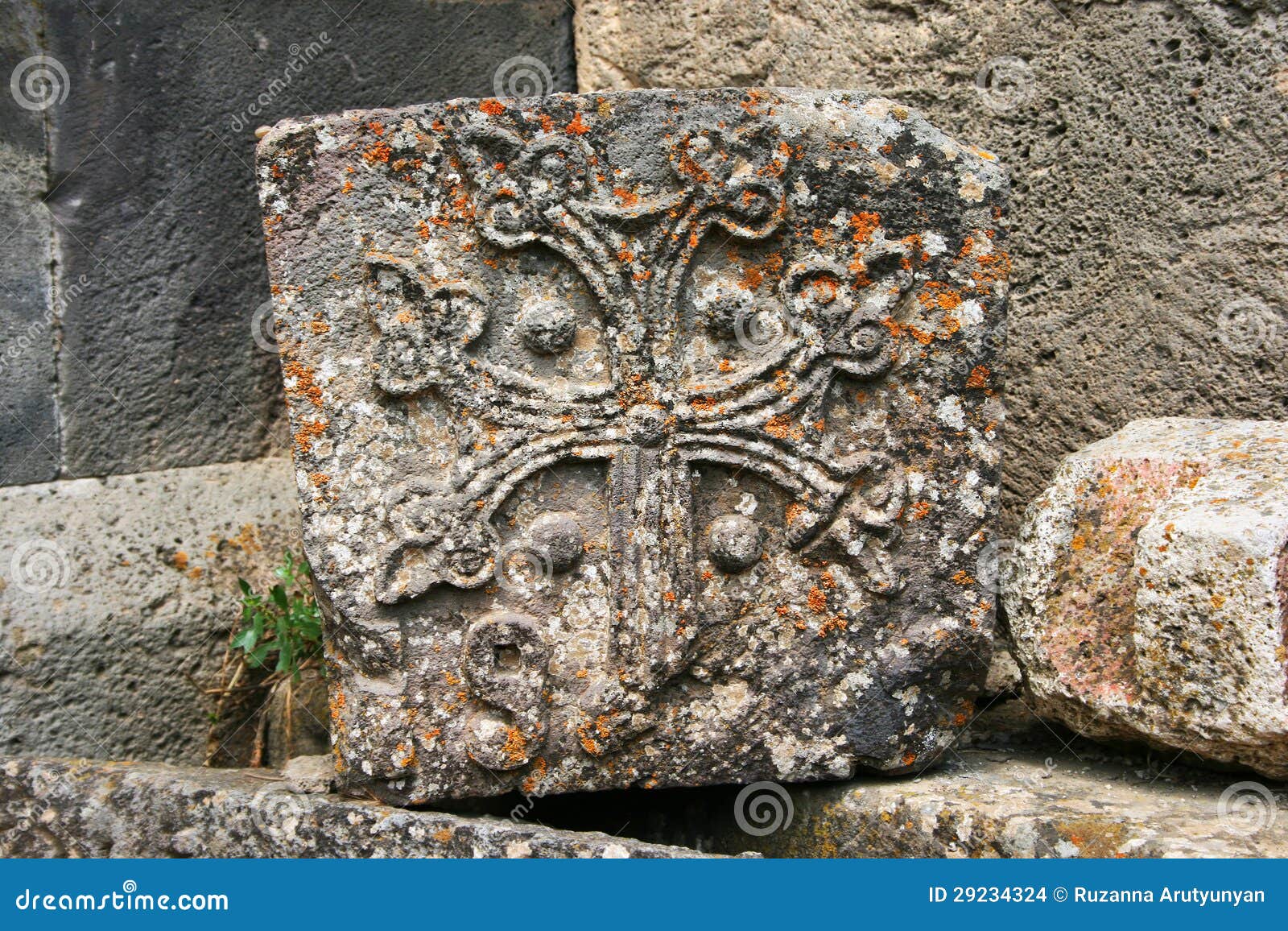 Khachkar ou cruz-pedra. Cruz-pedras ou khachkars no monastério arménio do século IX de Tatev. Khachkars é stele memorável cinzelado, coberto com os rosettes e outros testes padrões, arte original do cristão medieval Armenia.There são diverso mil cruz-pedras em Arménia, cada um distinguida por seu teste padrão original.