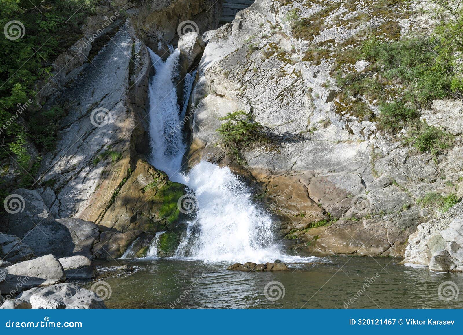 khanag (khuchni) waterfall. neighborhoods of khuchni. dagestan