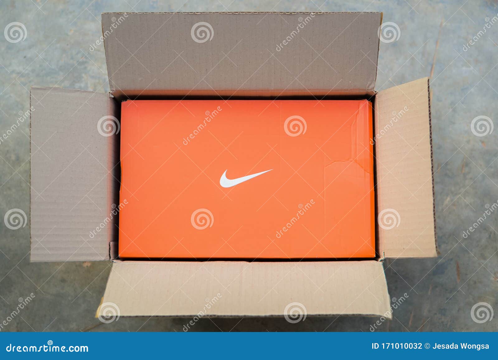 más lejos verdad Artificial Khon Kaen, TAILÂNDIA - Janeiro De 2020 : Caixa Nike Shoes Em Uma Caixa De  Correio Solicitação on-line E Entrega Expressa Em Casa Fotografia Editorial  - Imagem de cidade, sapatas: 171010032