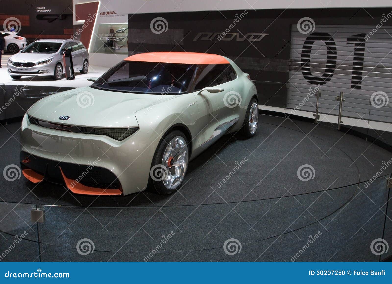 De Première van de Wereld van het Concept van Kia Provo - de Show van de Motor van Genève 2013. Kia Provo is een conceptenauto van drie-deur 4wd een hete hatckback met agressieve en futuristische die lijnen als wereldpremière bij de Show van de Motor van Genève van 2013 worden voorgesteld. Het wordt aangedreven door a turbocharged 1.6 die litermotor, veroorzakend bhp 160 (het zelfde in Hyundai Veloster wordt gebruikt), door een elektrische motor wordt aangevuld veroorzakend een extra bhp 44, met formule één-stijl het regeneratieve remmen (Kers). Genomen bij de Show van de Motor van Genève van 2013