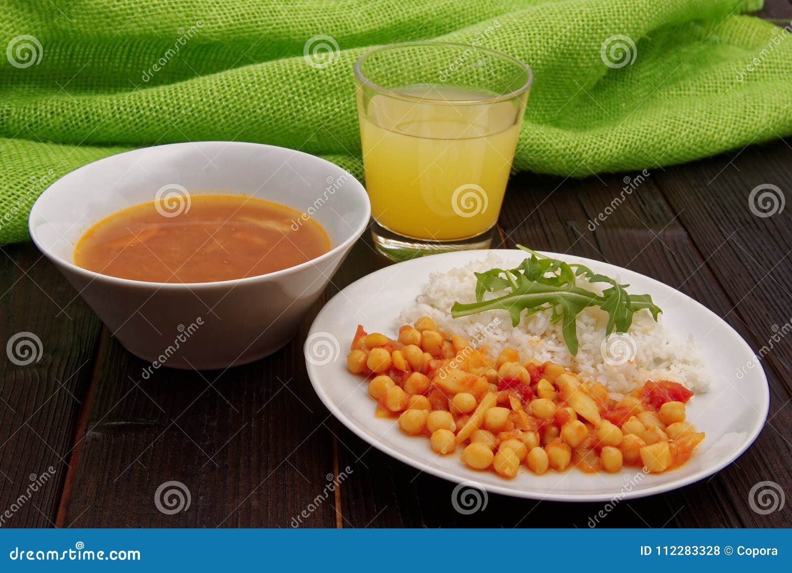 Kichererbsen Auf Paprika Mit Reis Auf Einer Tabelle Stockfoto Bild