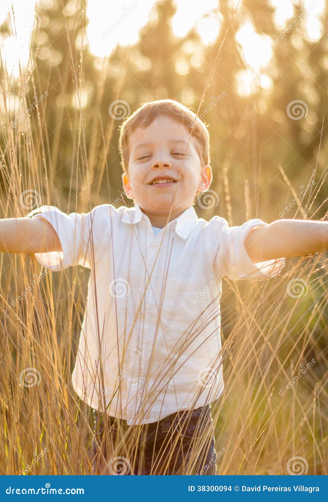 Давай сыграем в поле. Дети солнца. Дети играют в поле. Дети играют на солнце. Мальчик показывает класс лето солнце.