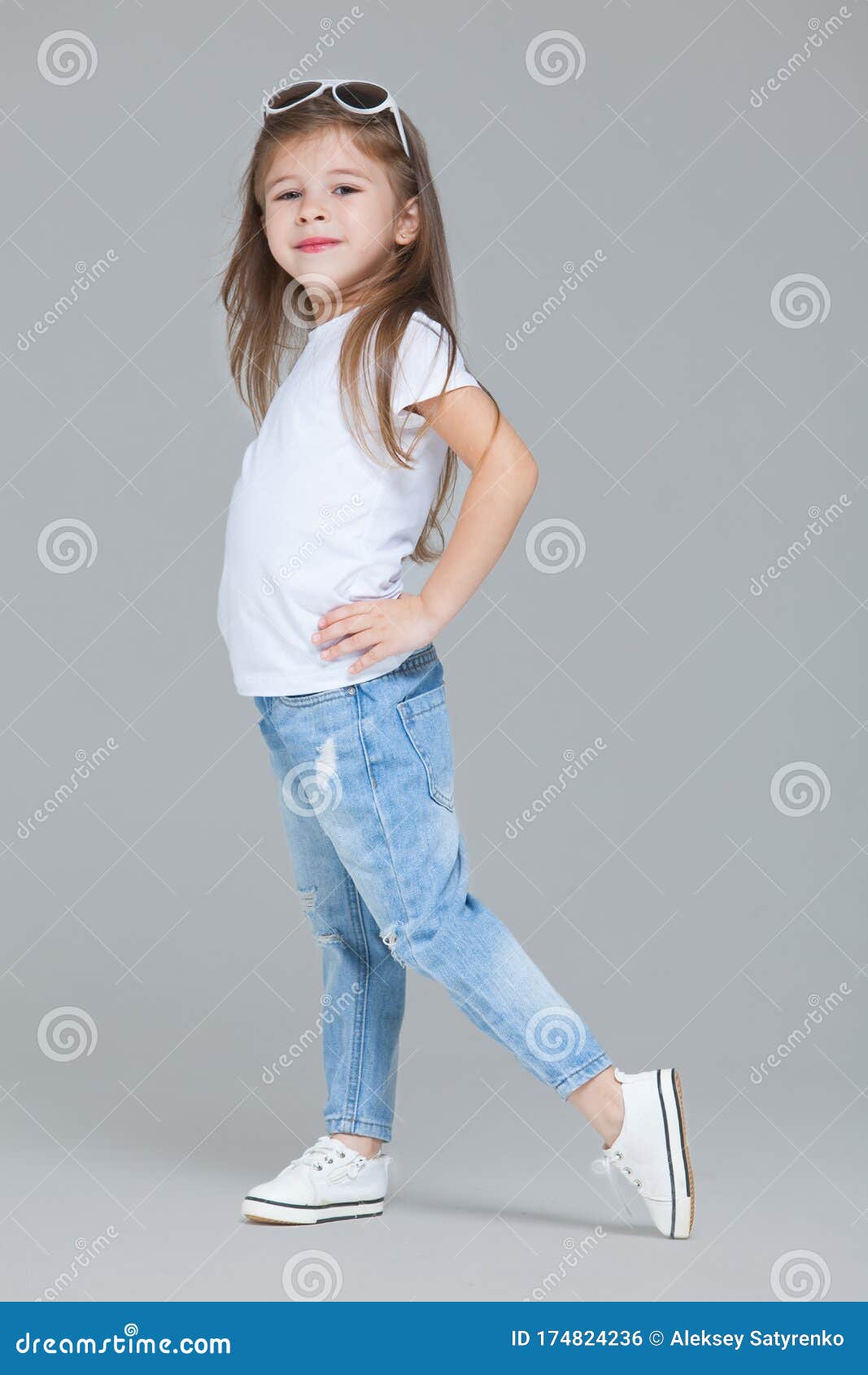 Blijven woede dozijn Kid Girl Preschooler in Blue Jeans, White T-shirt and Sunglasses is Posing  Isolated on Grey Background Stock Photo - Image of happy, beauty: 174824236