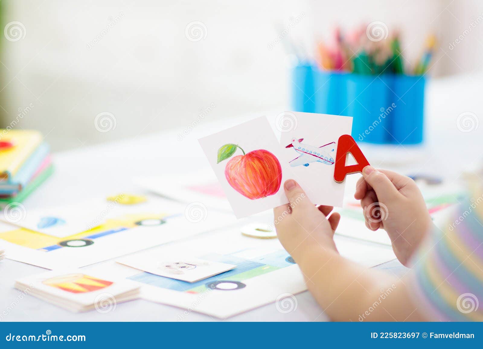 kid learning to read. phonics flash cards