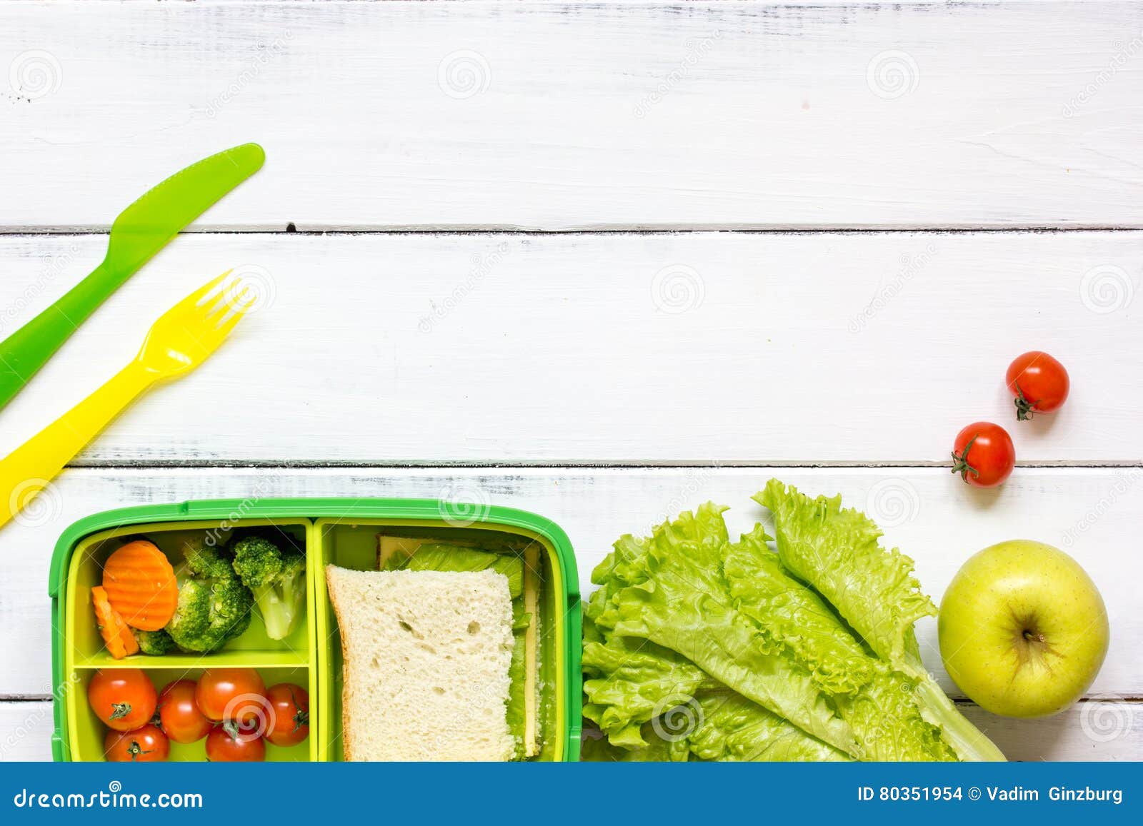 Lunchbox đúng là lựa chọn tiện lợi và tiết kiệm thời gian cho món ăn trưa của bạn. Bạn có thể đựng đầy đủ các loại rau, trái cây và cả món chính vào trong một hộp cơm nhỏ gọn, tạo nên một bữa trưa đầy đủ dinh dưỡng và mới lạ. Hãy xem ảnh và tìm ngay cho mình một chiếc lunchbox thật xinh để mang đi làm nhé! 