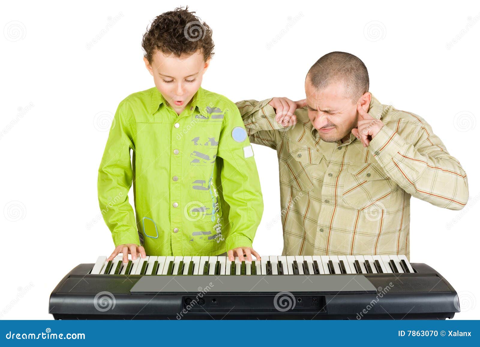 Does he play the piano. Плохая игра на пианино. Картинка ребенок за пианино. Фото игры дети на синтезаторах. Play Piano Play the Piano.