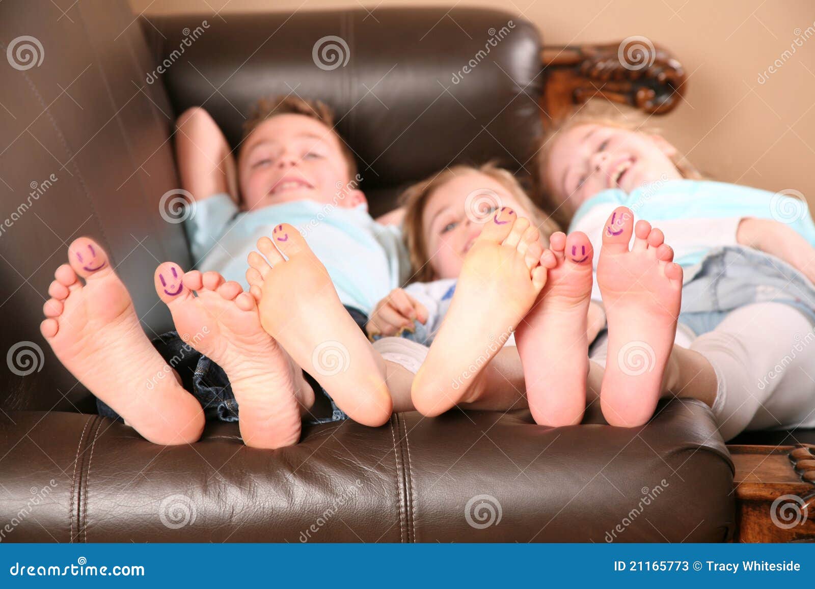 kids and bare feet