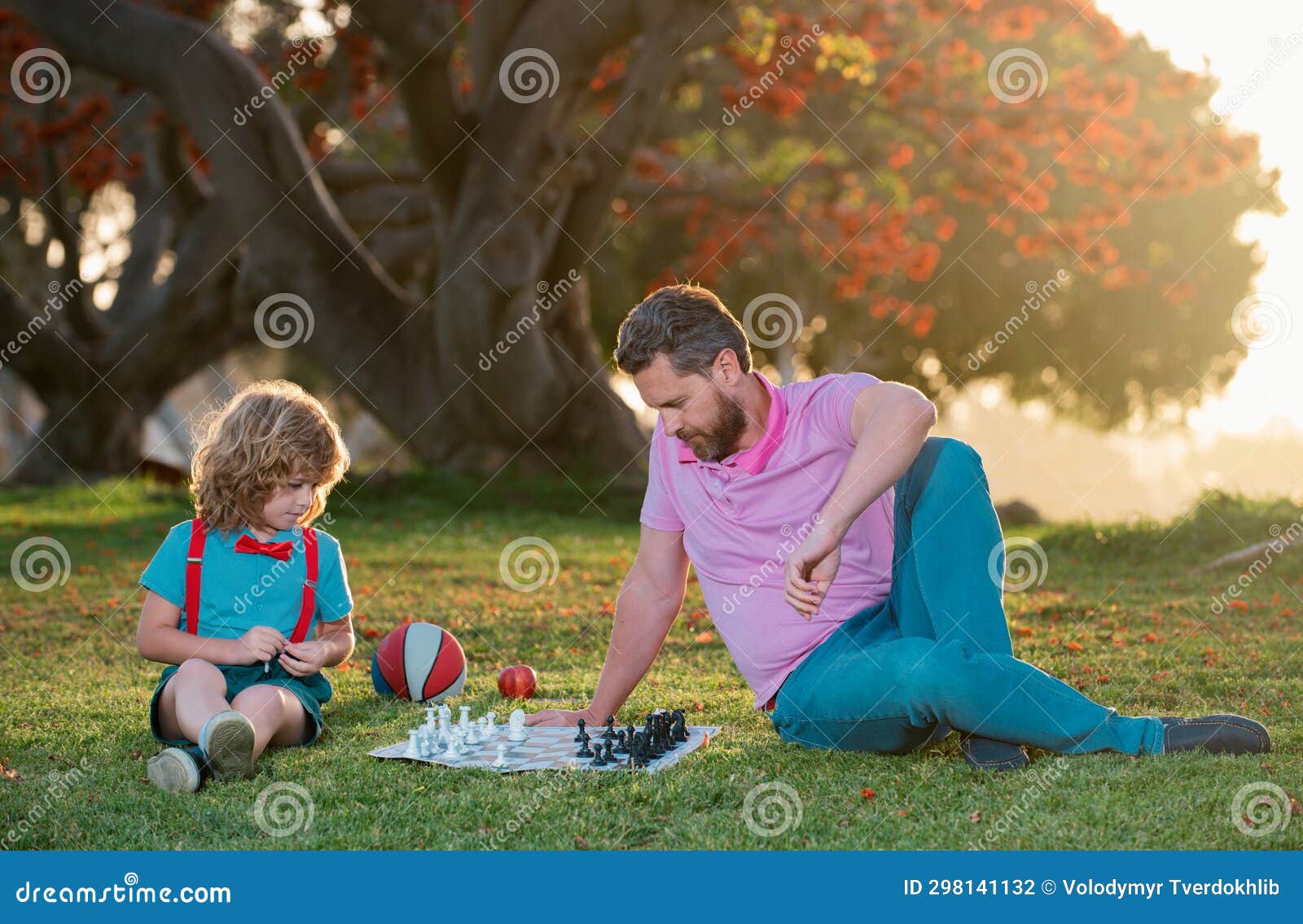 Homem Que Joga a Xadrez Sozinho Imagem de Stock - Imagem de inimigo,  colheita: 27809397