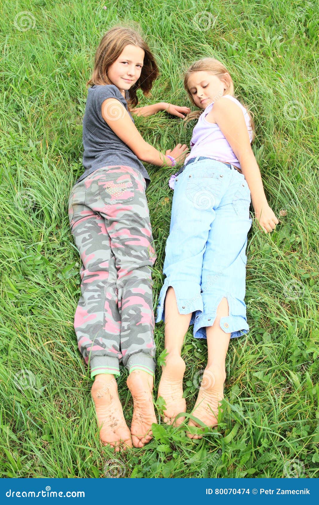 https://thumbs.dreamstime.com/z/kids-dirty-soles-bare-feet-two-little-girls-smiling-lying-green-grass-80070474.jpg