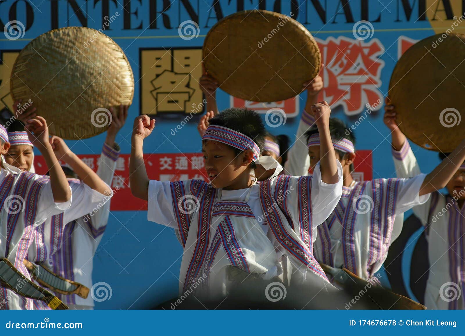Kids Dress Up in Traditional Amis Clothes and Doing a Performance