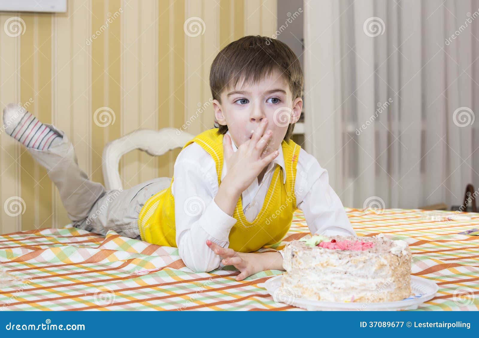 Kids eat cake stock image. Image of meadow, friends, food 37089677