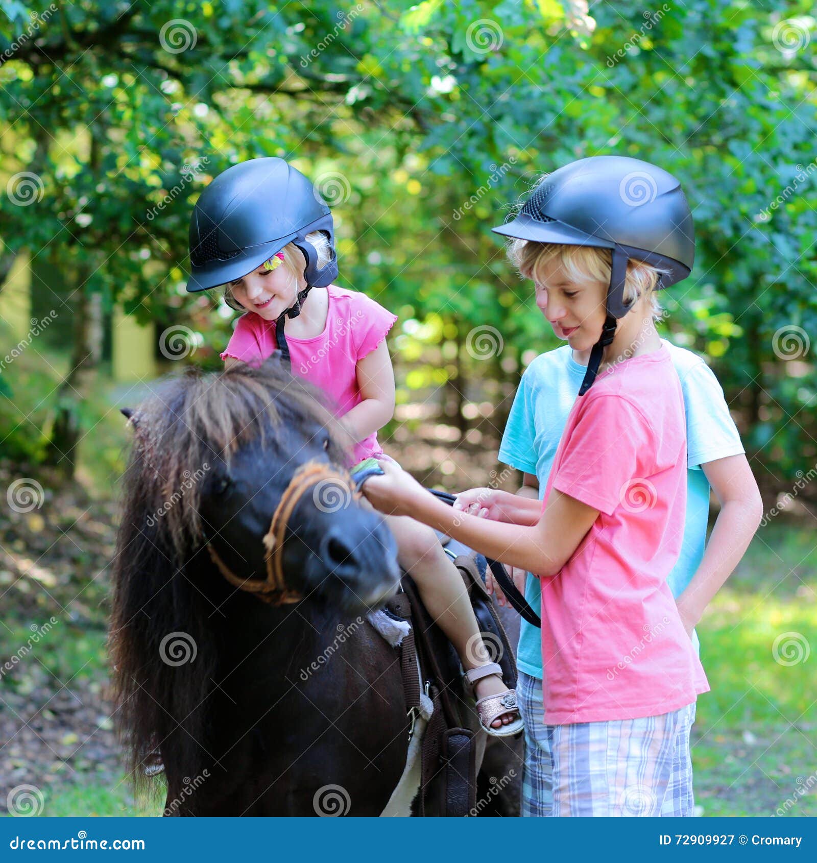 kids having fun at horse riding summer camp