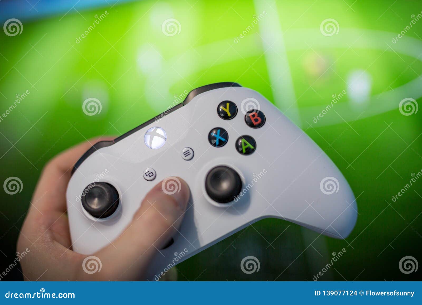Ziek persoon Regan motor Debrecen, Hungary, 19. November 2017 View from the Top on Xbox One S  Gamepad, Online Game Console, Kid Holding in His Hands Editorial Stock  Image - Image of hands, hdtv: 139077124