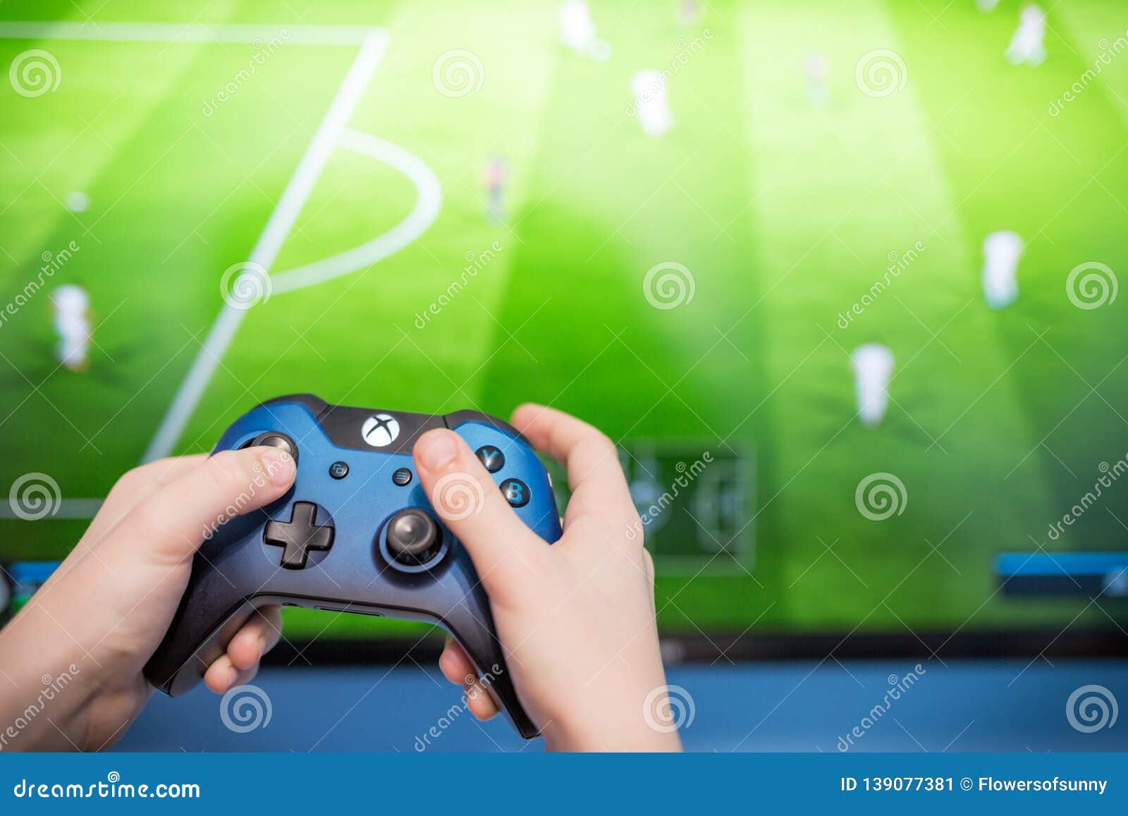 Bewusteloos Zin Uitsluiten Debrecen, Hungary, 19. November 2017 View from the Top on Xbox One S  Gamepad, Online Game Console, Kid Holding in His Hands Editorial Photo -  Image of gamer, computer: 139077381