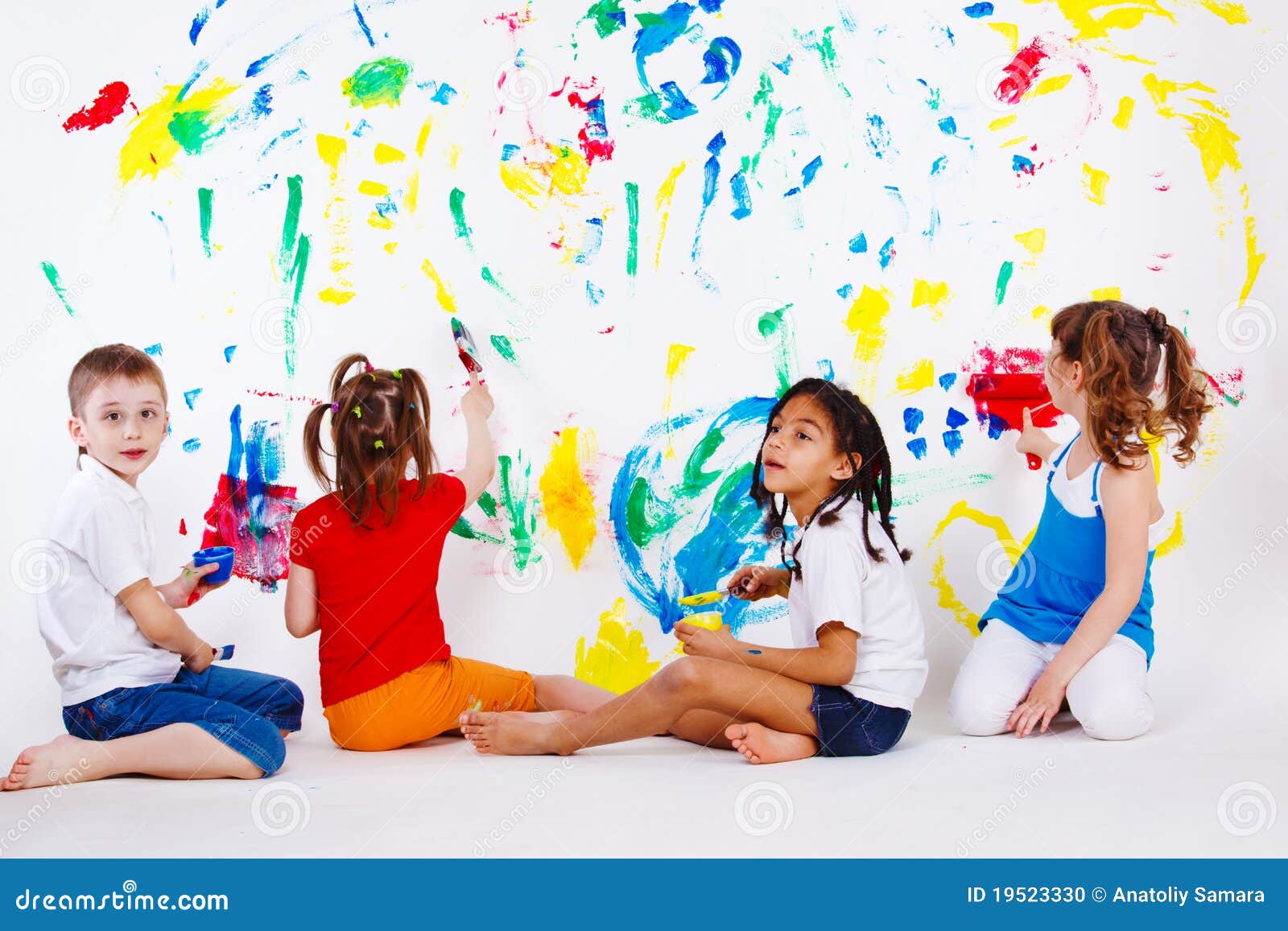 Little Kids Painting Design on a White Wall · Free Stock Photo