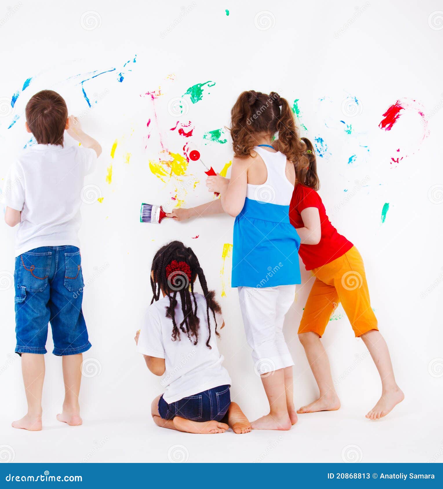 Little Kids Painting Design on a White Wall · Free Stock Photo