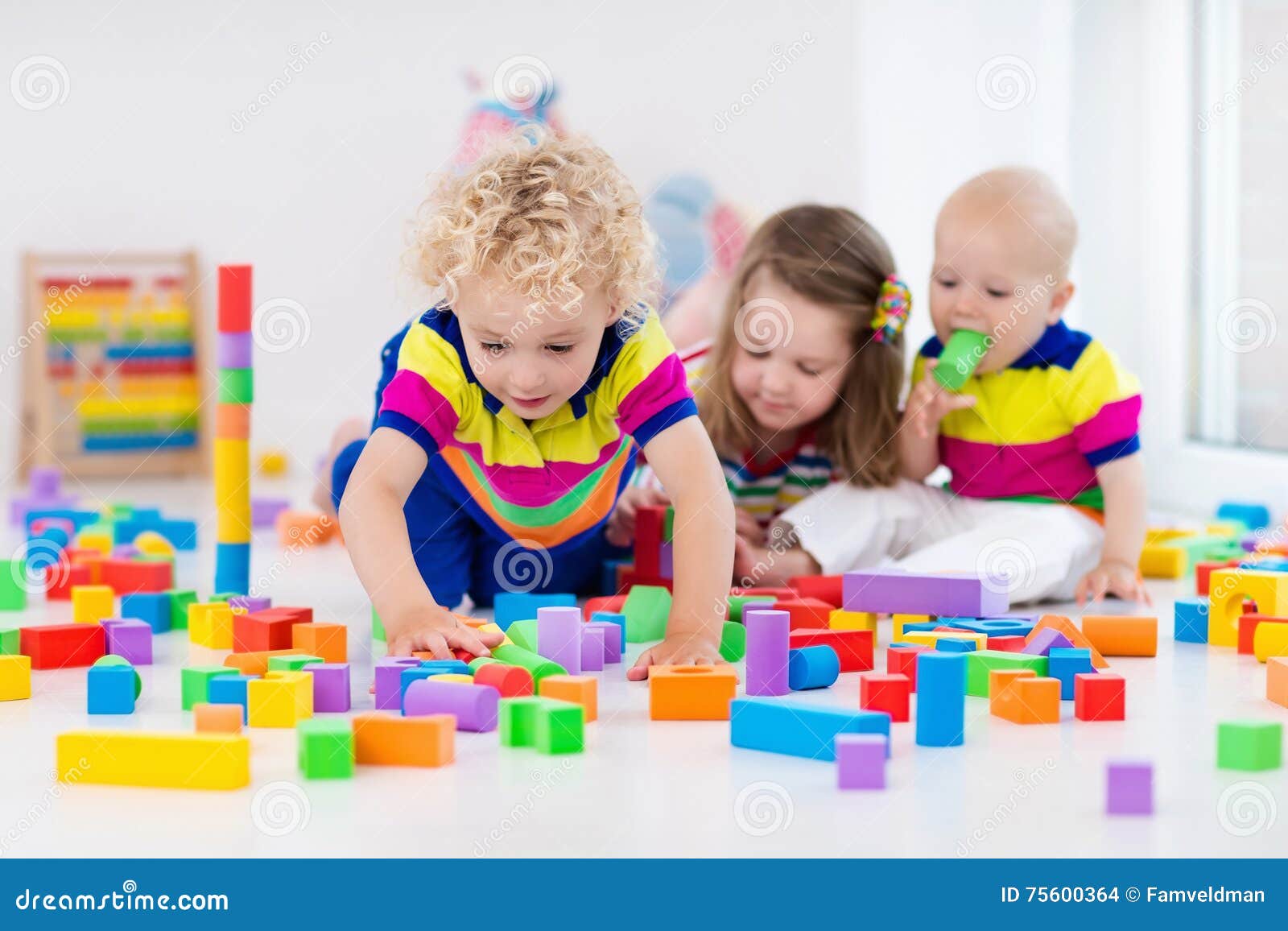 kids play blocks
