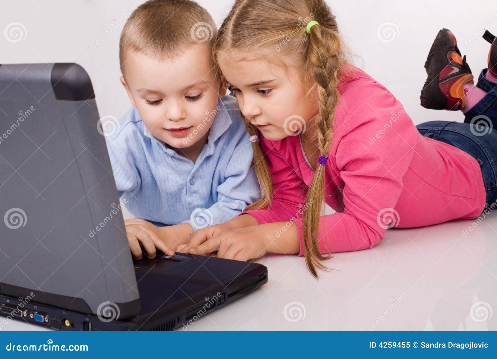 kids playing computer games