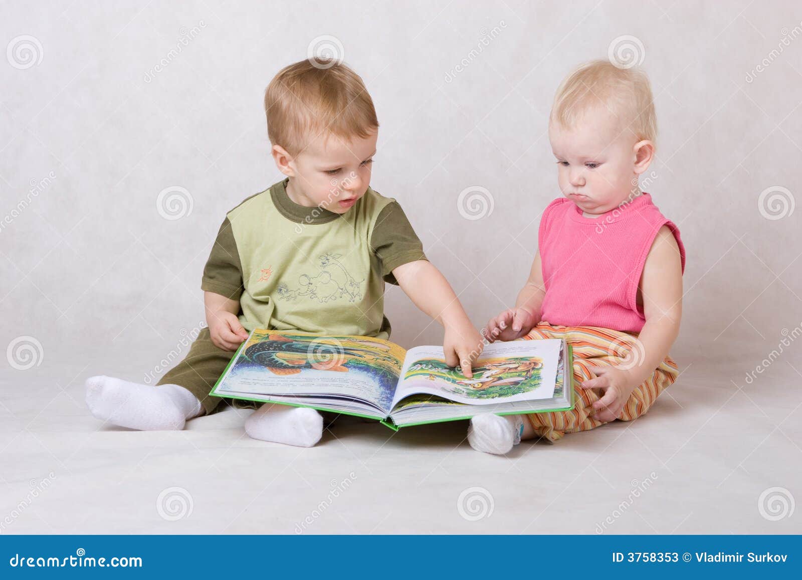 kids read the book