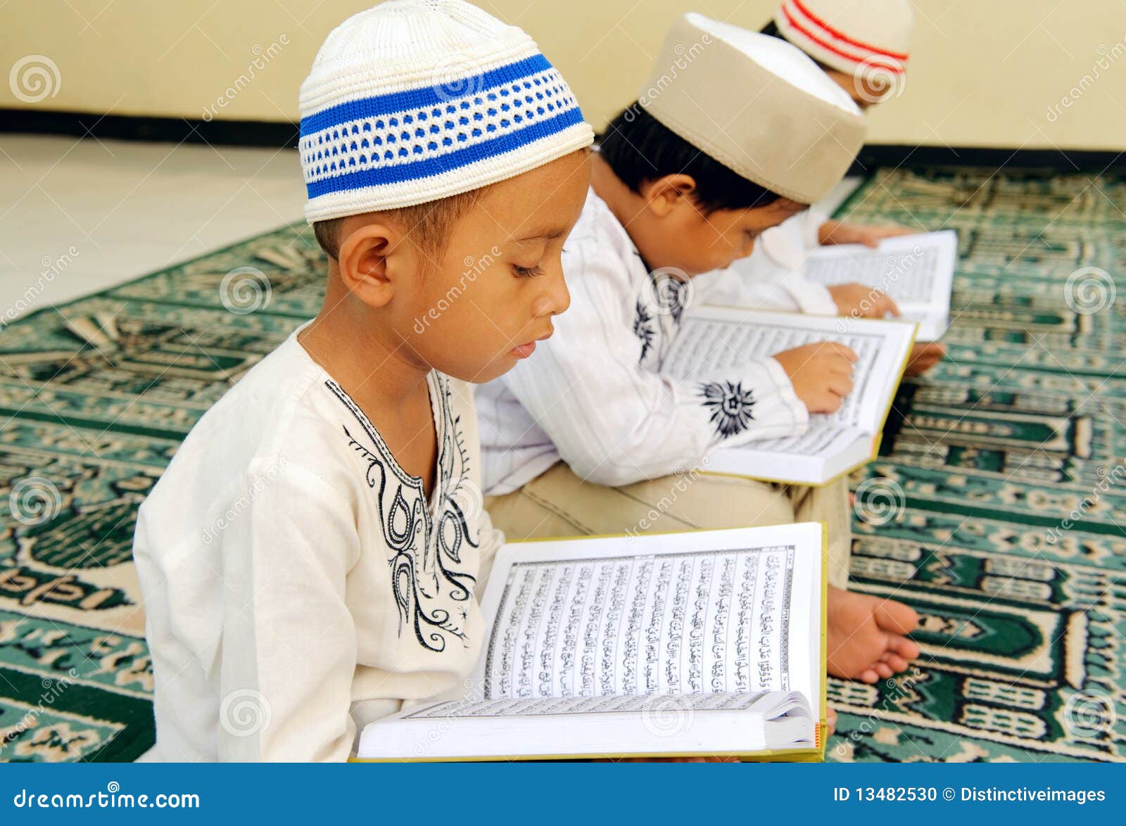 kids reading koran