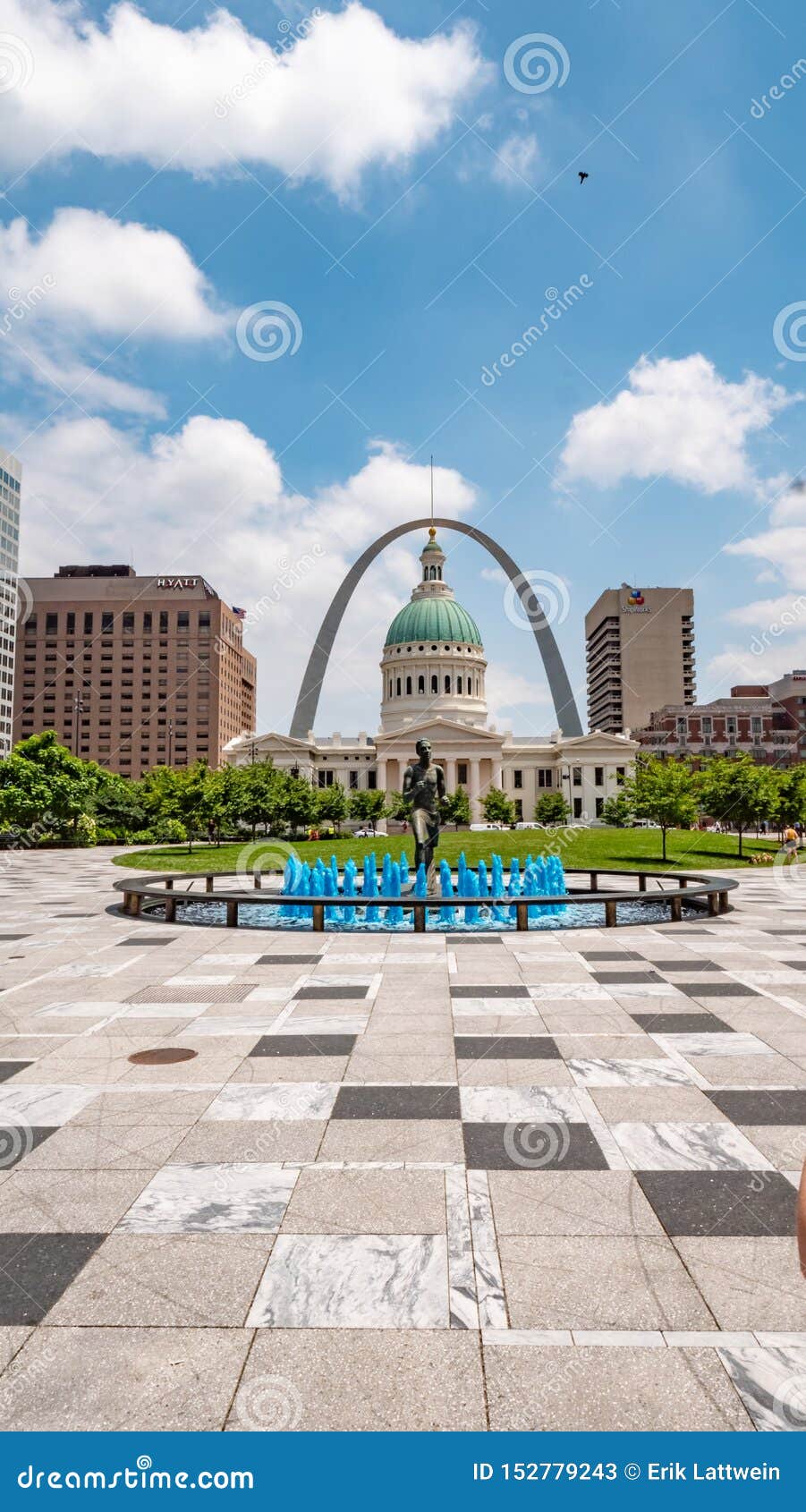 Kiener Plaza Park With Gateway Arch In St. Louis - ST. LOUIS, USA - JUNE 19, 2019 Editorial ...