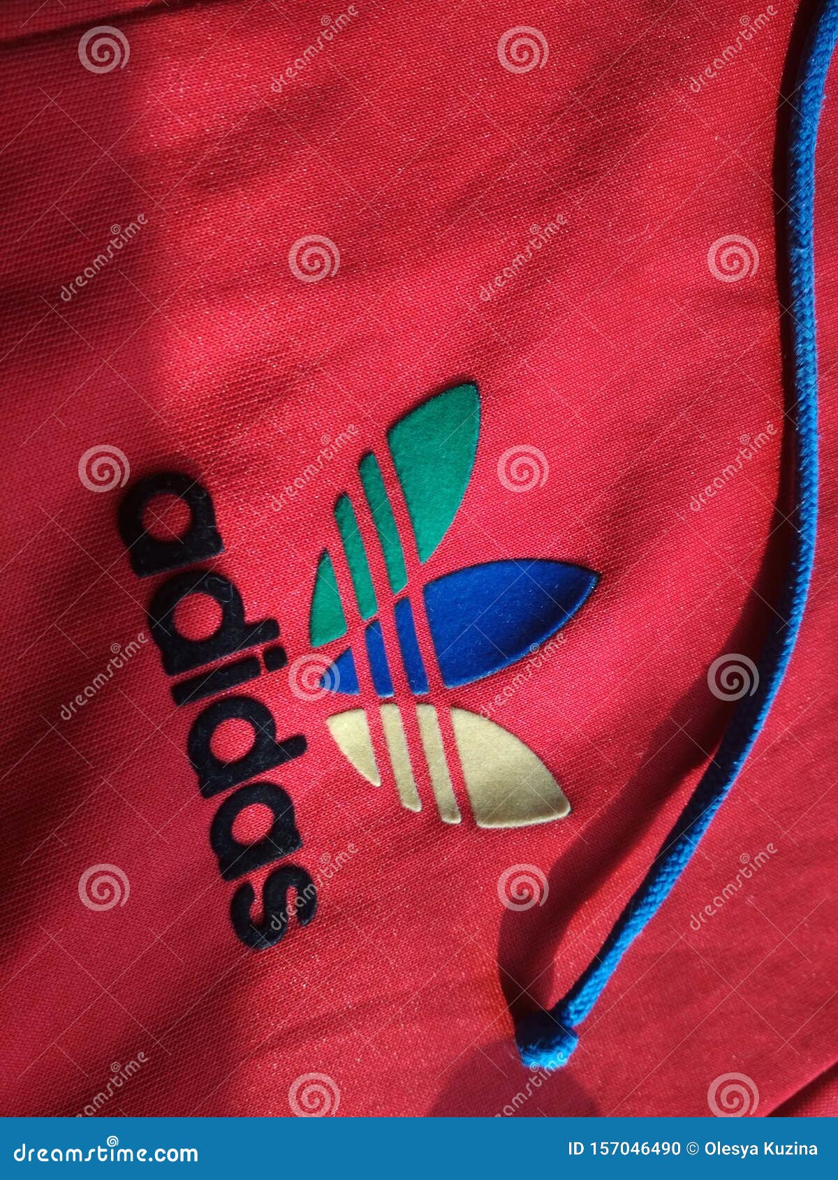 KIEV, UCRANIA - 28 DE AGOSTO DE 2019: Logo De Adidas Bordado En Una Chaqueta Roja Deportiva Imagen editorial - Imagen de tela: 157046490