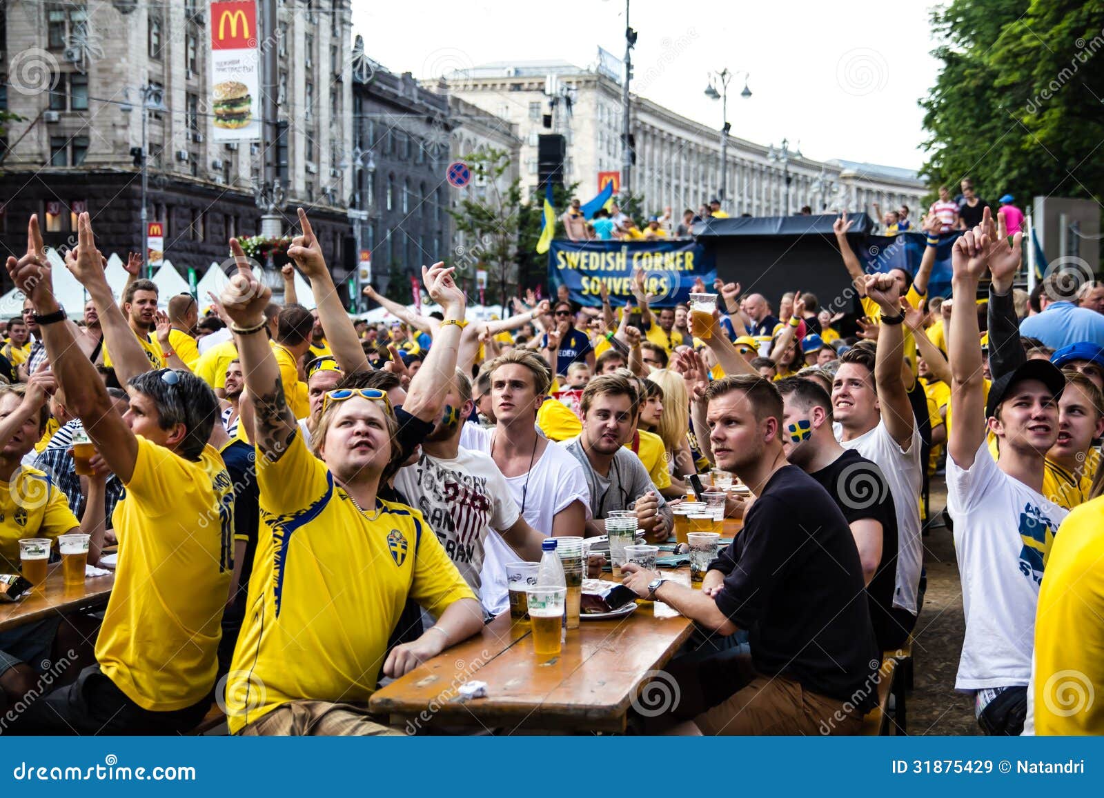 KIEV, UCRANIA - 10 DE JUNIO: Las fans suecas se divierten durante euro de la UEFA. KIEV, UCRANIA - 10 DE JUNIO: Las fans suecas se divierten durante el euro 2012 de la UEFA el 10 de junio de 2012 en Kiev, Ucrania. Fans que animan que celebran meta