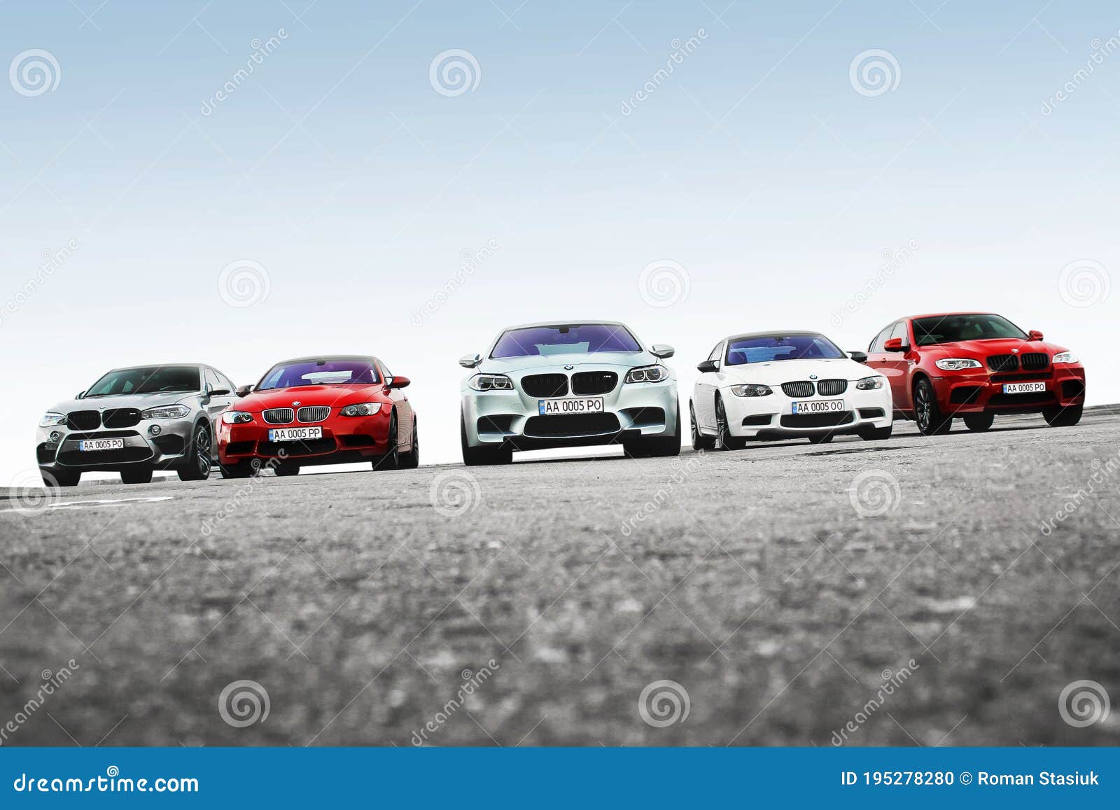Kiev Ucrania 15 De Octubre De 2016 : Autos De La Serie Bmw En La Ciudad. Bmw M5 M3 X6m. Fondo De Pantalla De Coche Imagen editorial - Imagen de azul, espejo: 195278280 Kiev Ucrania 15 De Octubre De 2016 : Autos De La Serie Bmw En La Ciudad. Bmw M5 M3 X6m. Fondo De Pantalla De Coche Imagen editorial - Imagen de azul, espejo: 195278280