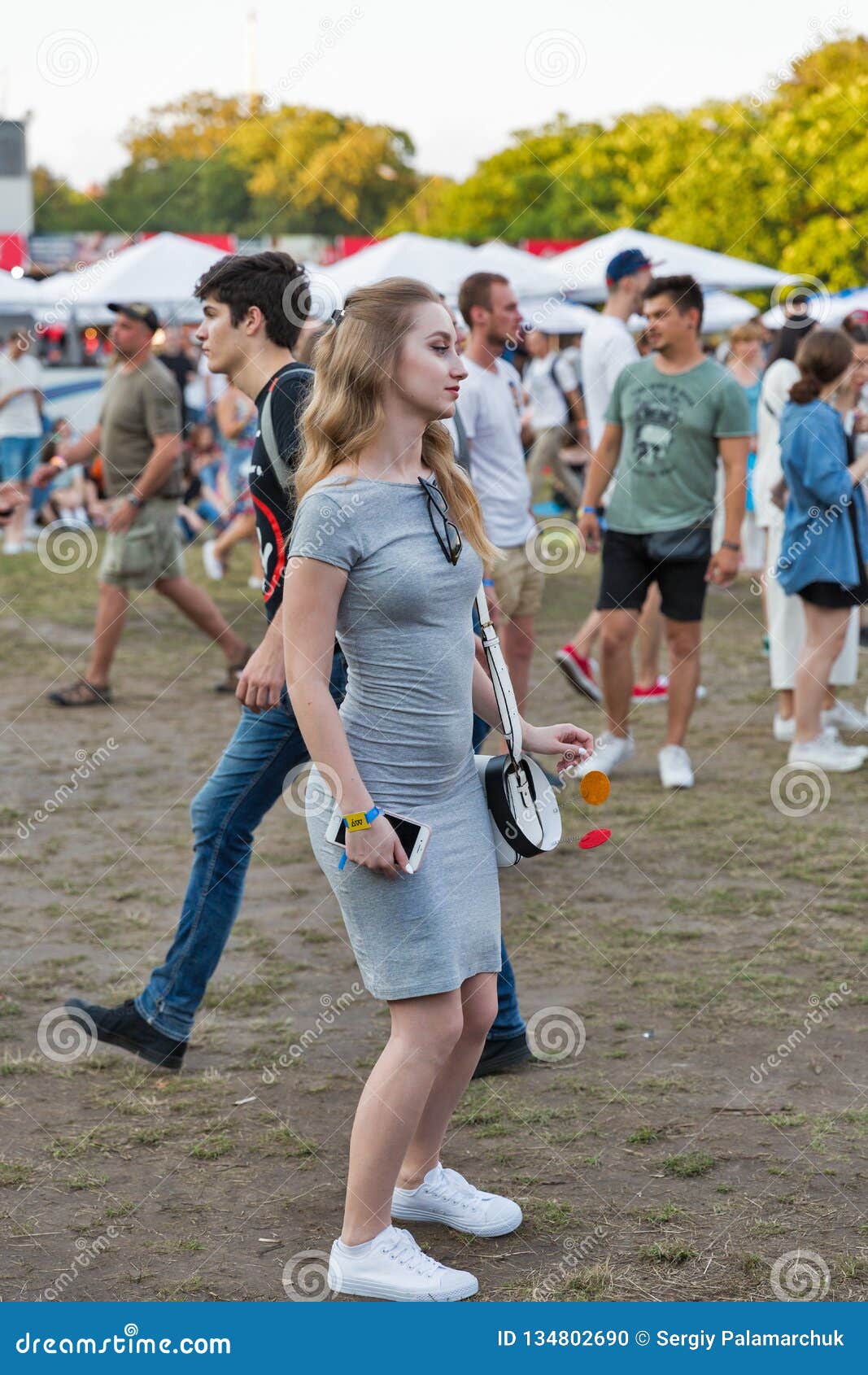 https://thumbs.dreamstime.com/z/kiev-ukraine-july-young-beautiful-woman-music-fan-smartphone-visits-outdoor-music-concert-atlas-weekend-music-festival-134802690.jpg
